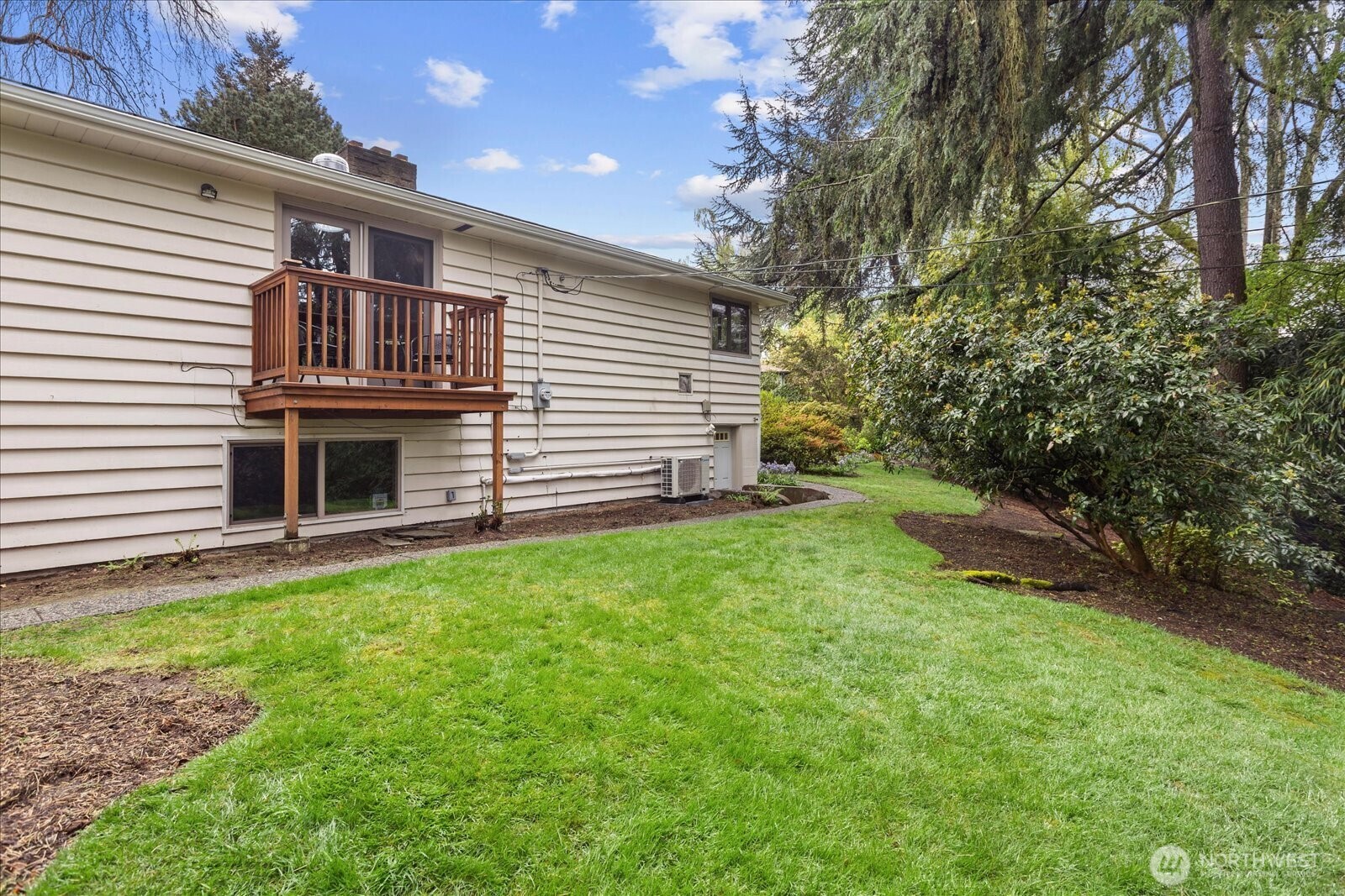 823 NW 107th Street , Seattle, WA 98177
