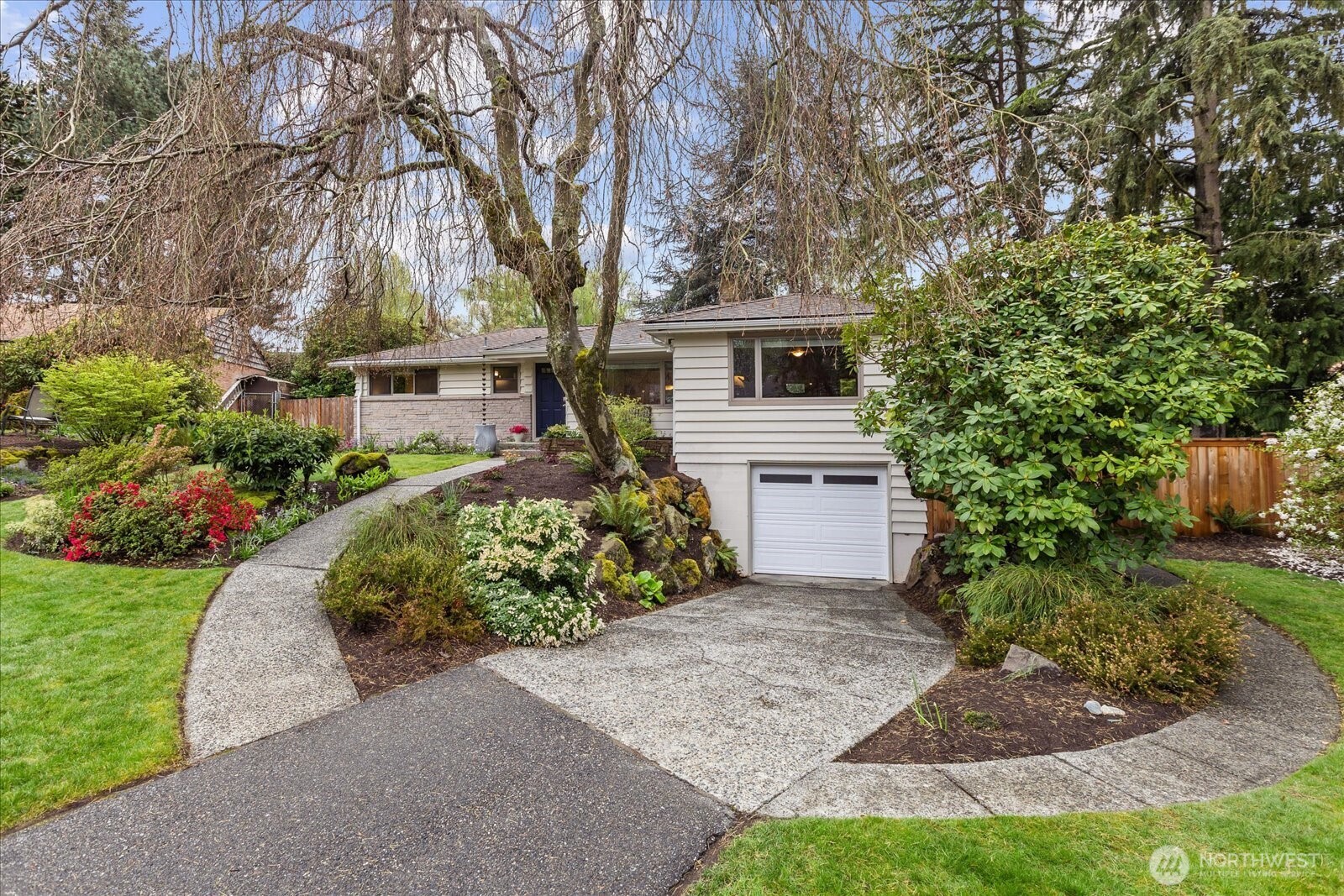 823 NW 107th Street , Seattle, WA 98177