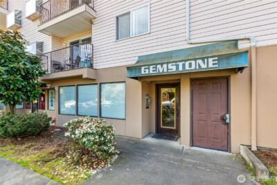 12056 15th Avenue NE #404, Seattle, WA 98125-5062 - Photo 1
