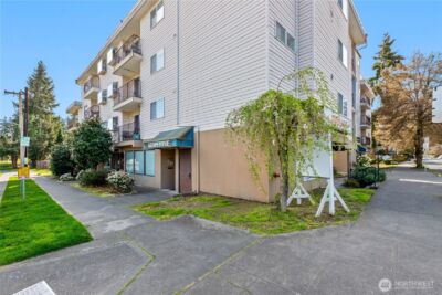 12056 15th Avenue NE #404, Seattle, WA 98125-5062 - Photo 2