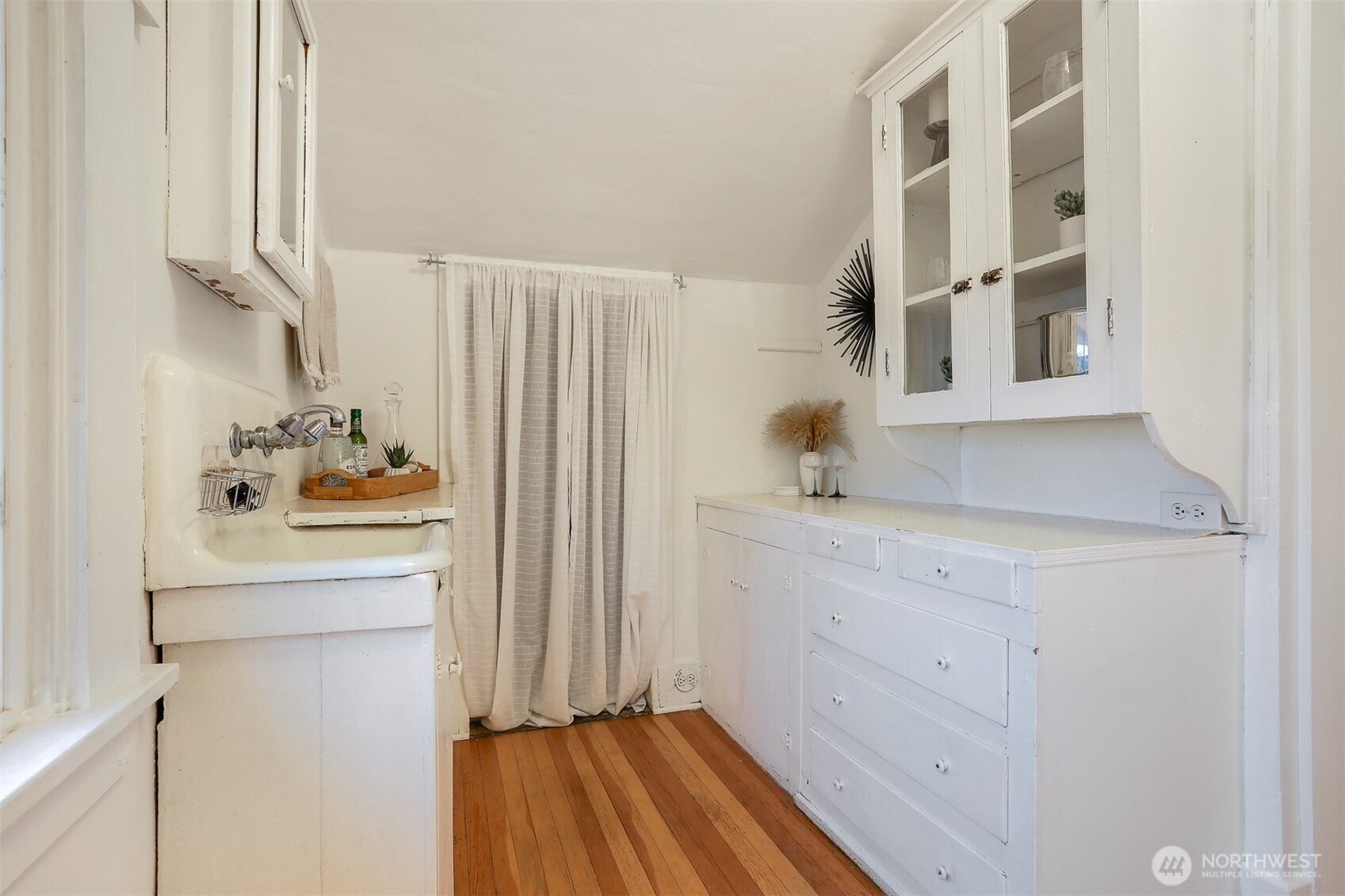 7015 2nd Avenue NW, Seattle, WA 98117