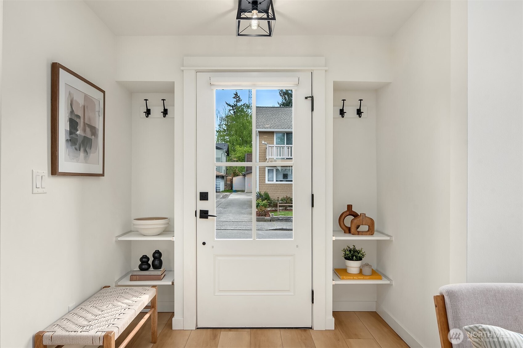 8913 8th Avenue NE, Seattle, WA 98115-3007