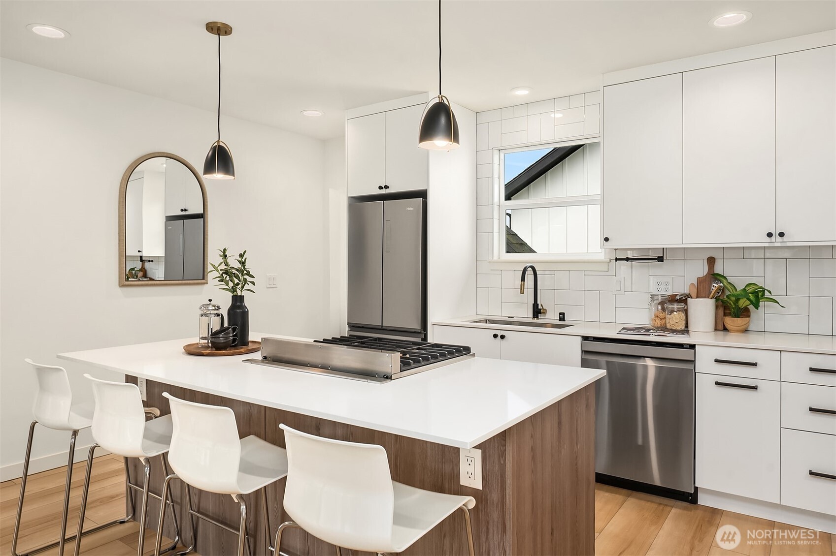 8913 8th Avenue NE, Seattle, WA 98115-3007