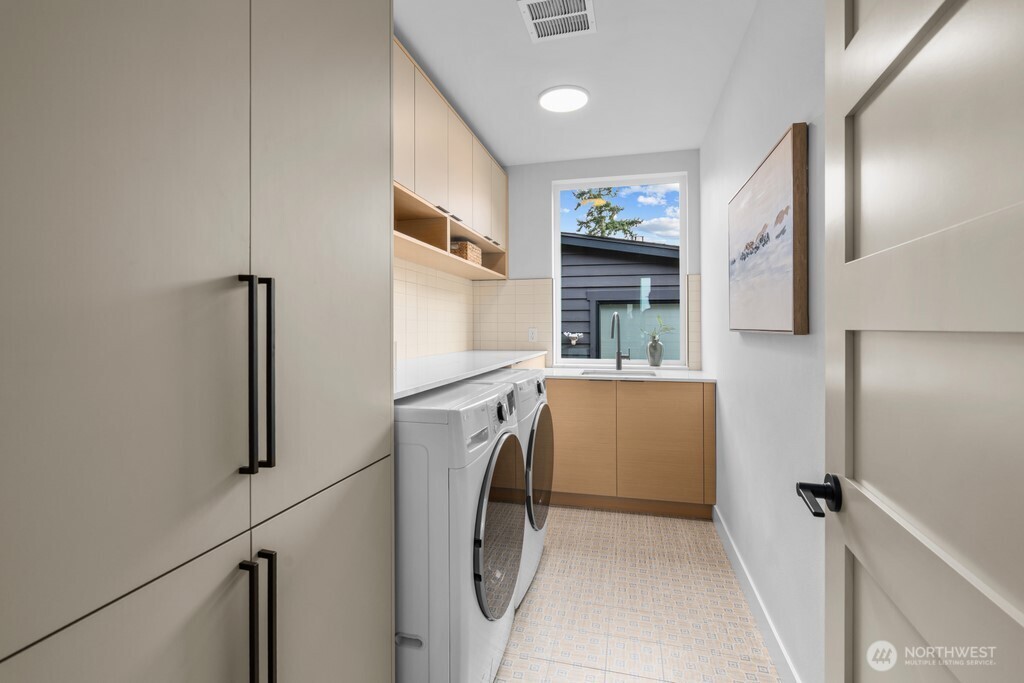 543 16th Avenue W, Kirkland, WA 98033