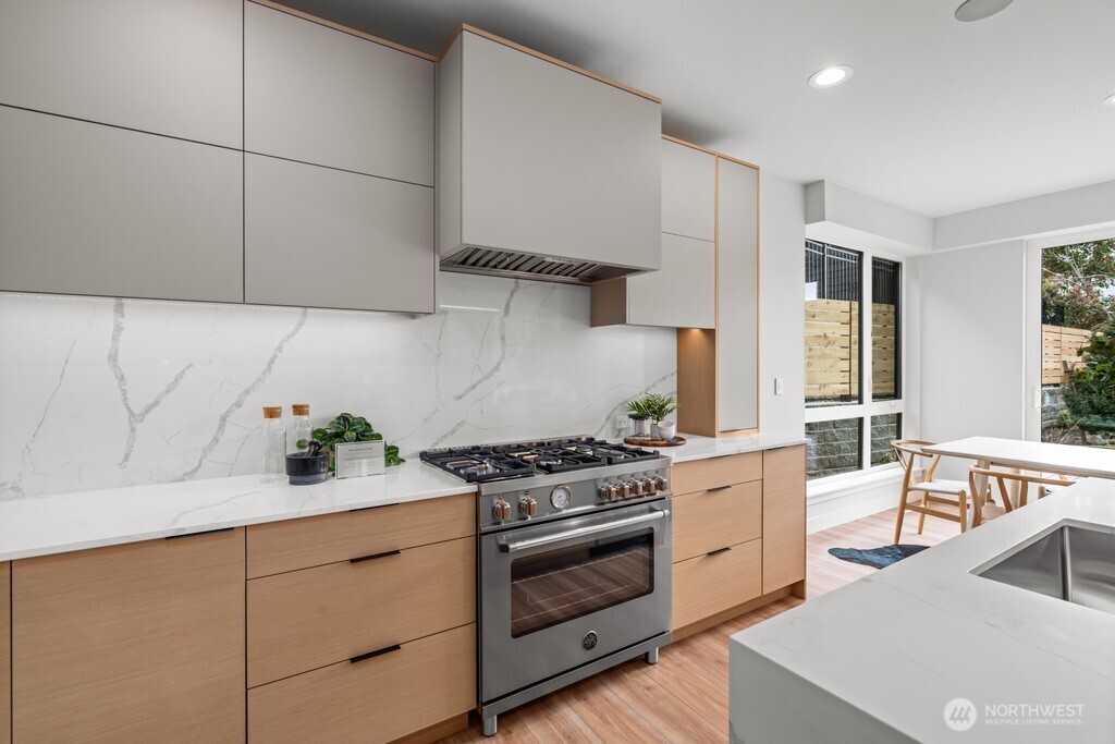 543 16th Avenue W, Kirkland, WA 98033