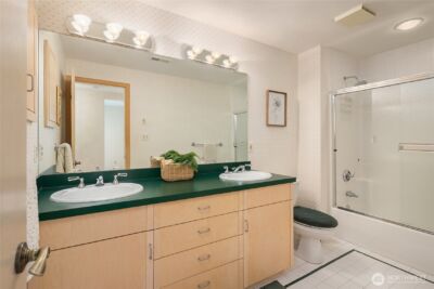 2047 Killarney Way , Bellevue, WA 98004 - Photo 33