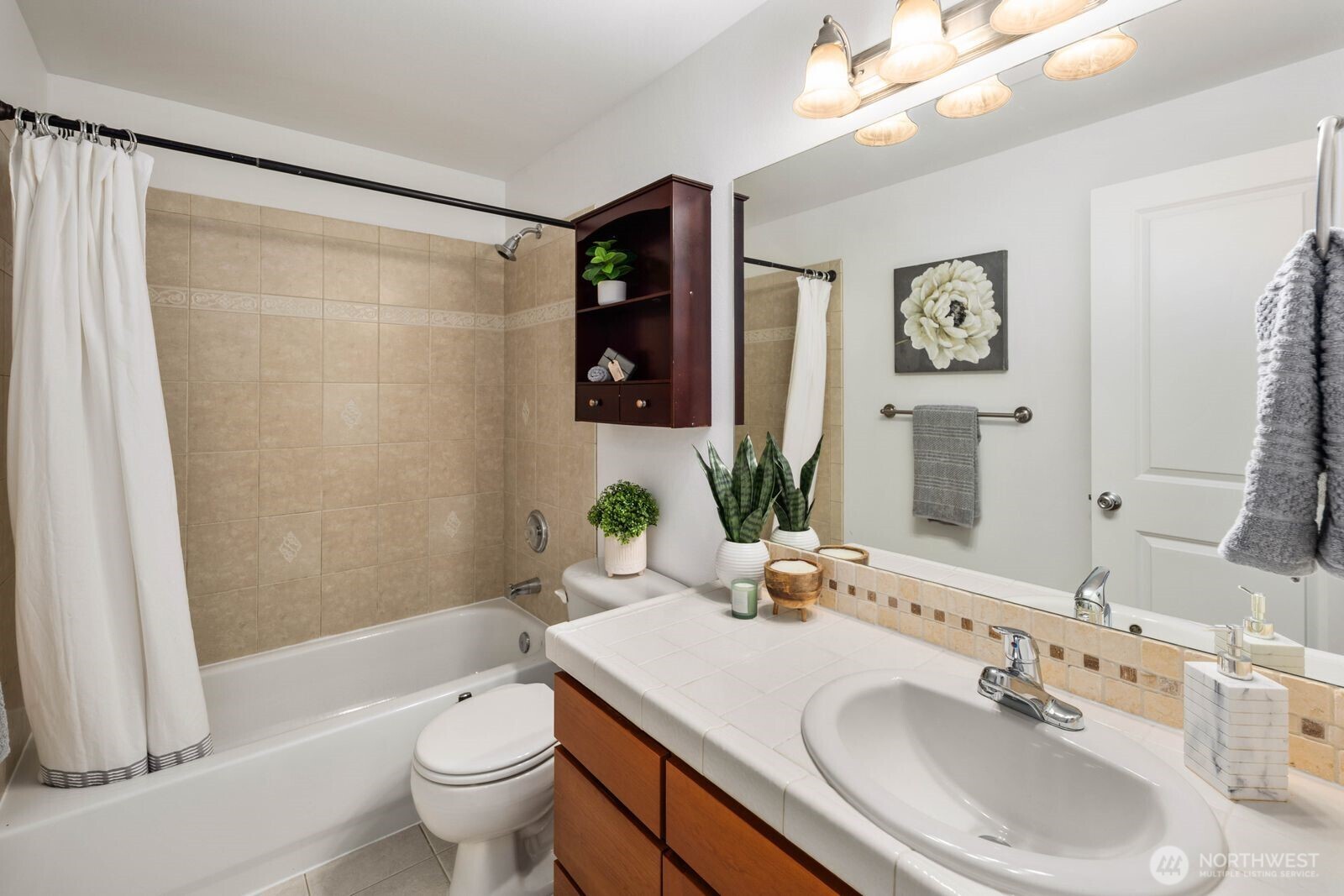 337 N 105th Street #A, Seattle, WA 98133