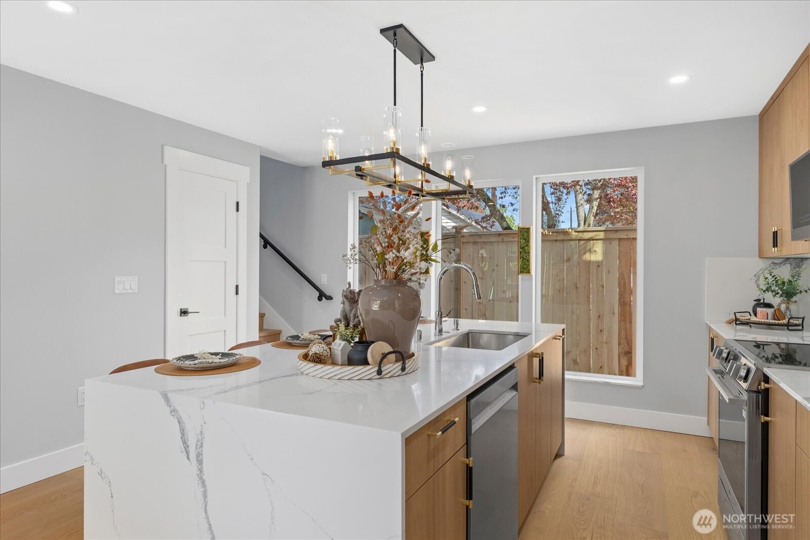 9537 Dayton Avenue N, Seattle, WA 98103