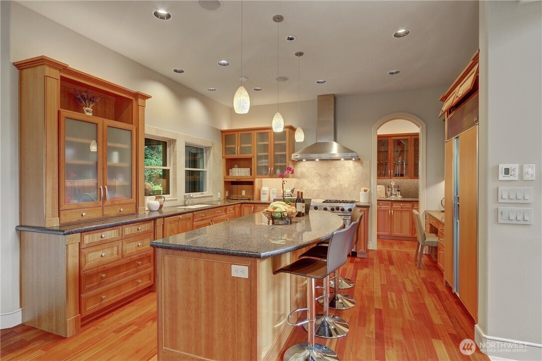 1055 91st Avenue NE, Bellevue, WA 98004