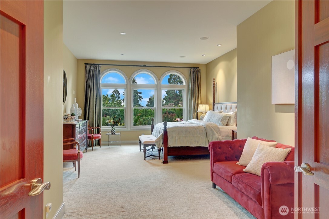 1055 91st Avenue NE, Bellevue, WA 98004