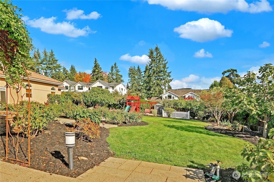 1055 91st Avenue NE, Bellevue, WA 98004