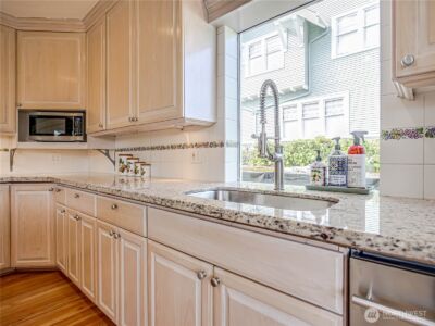 4026 Burke Avenue N, Seattle, WA 98103 - Photo 11