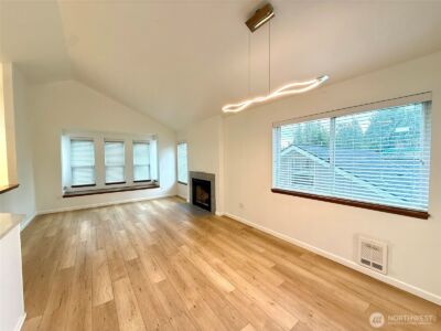 12043 Bartlett Avenue NE, Seattle, WA 98125 - Photo 2