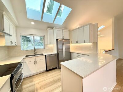 12043 Bartlett Avenue NE, Seattle, WA 98125 - Photo 4