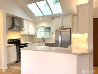 12043 Bartlett Avenue NE, Seattle, WA 98125 - Photo 5