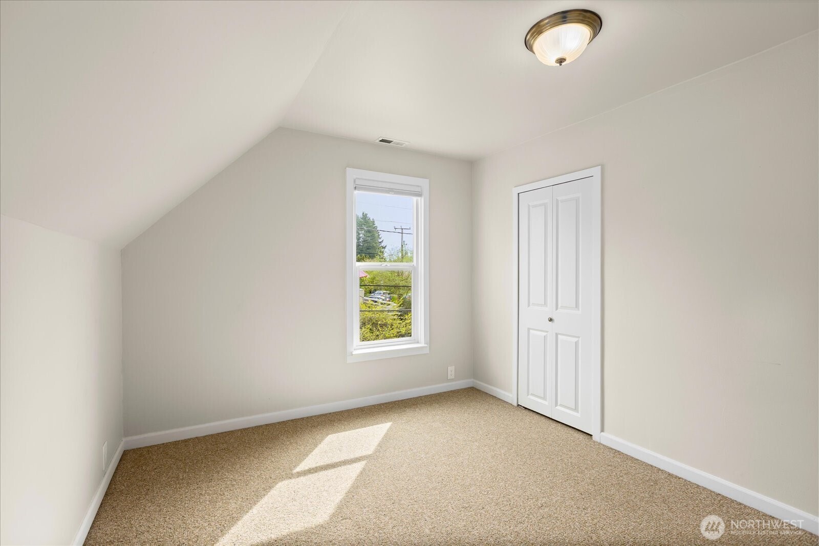 1322 NE 70th Street , Seattle, WA 98115-5631