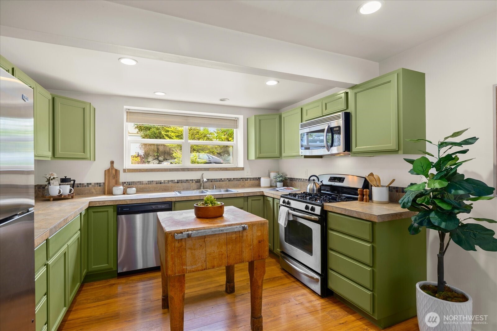 1322 NE 70th Street , Seattle, WA 98115-5631