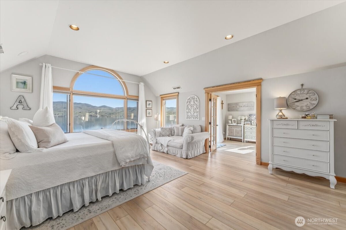 3300 S Lakeshore Rd , Chelan, WA 98816