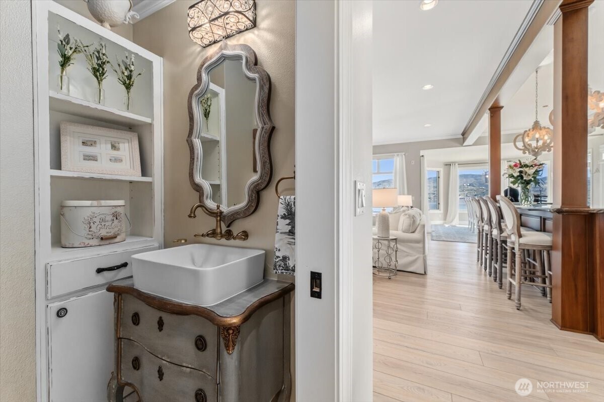 3300 S Lakeshore Rd , Chelan, WA 98816