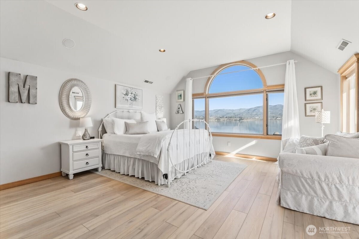 3300 S Lakeshore Rd , Chelan, WA 98816