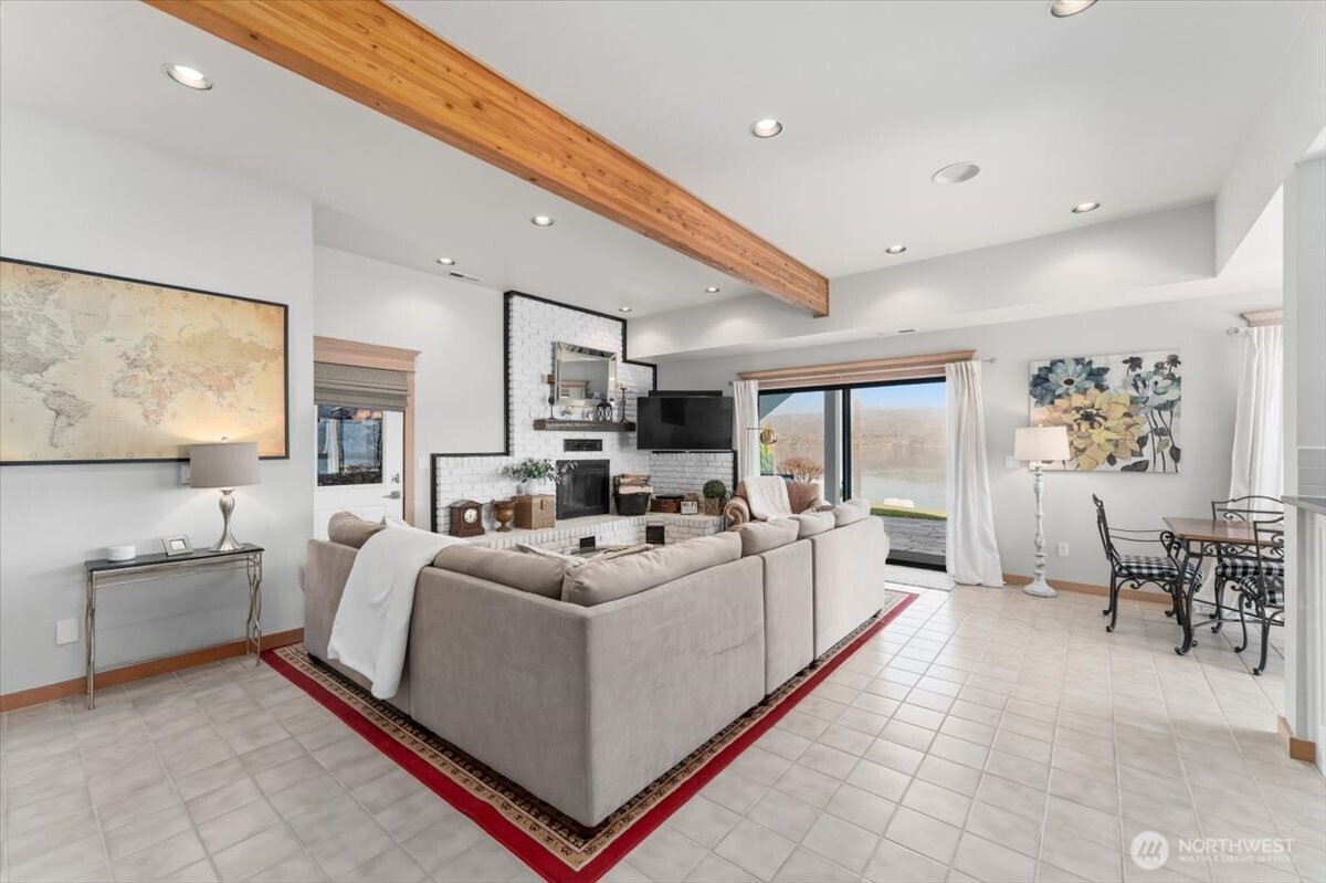 3300 S Lakeshore Rd , Chelan, WA 98816