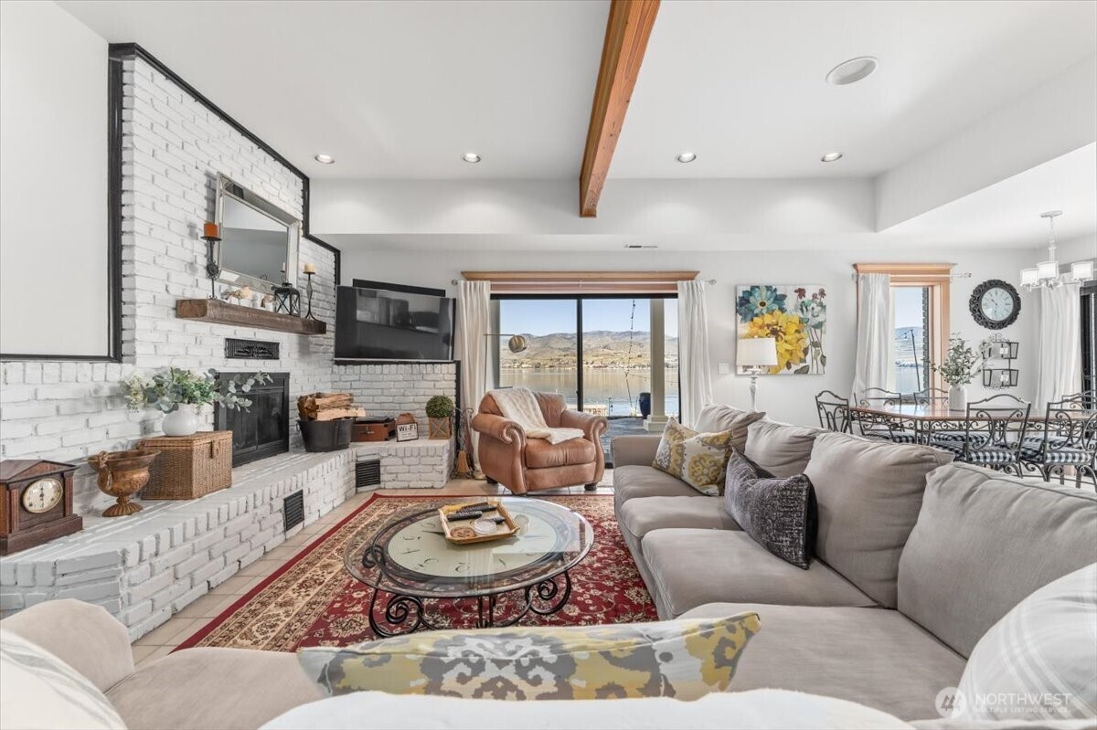 3300 S Lakeshore Rd , Chelan, WA 98816