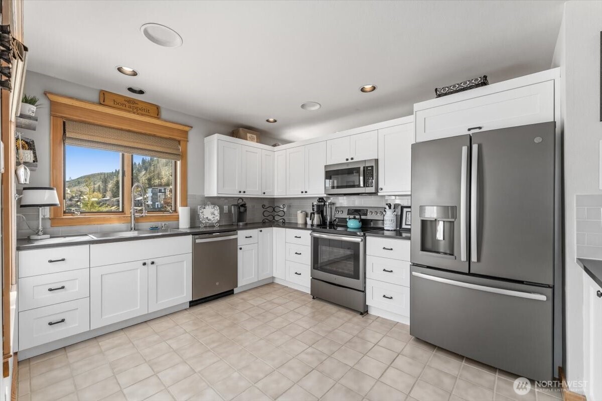 3300 S Lakeshore Rd , Chelan, WA 98816