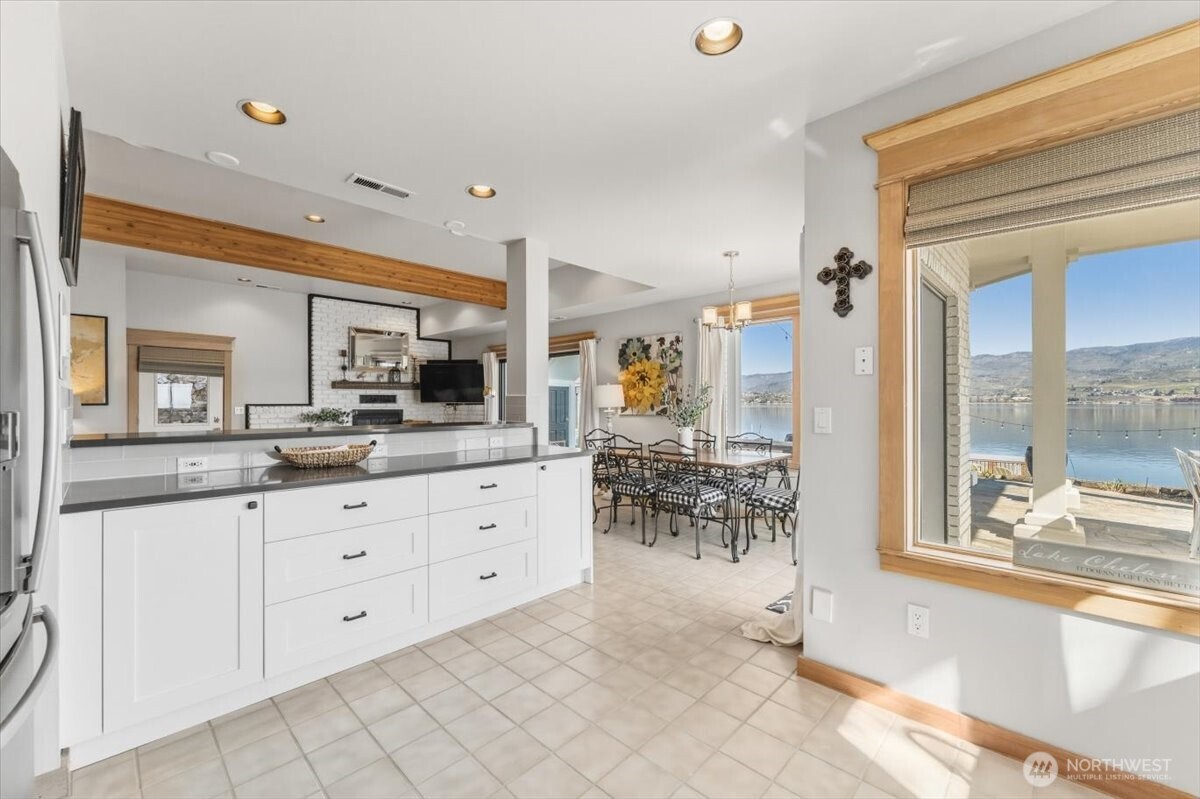 3300 S Lakeshore Rd , Chelan, WA 98816