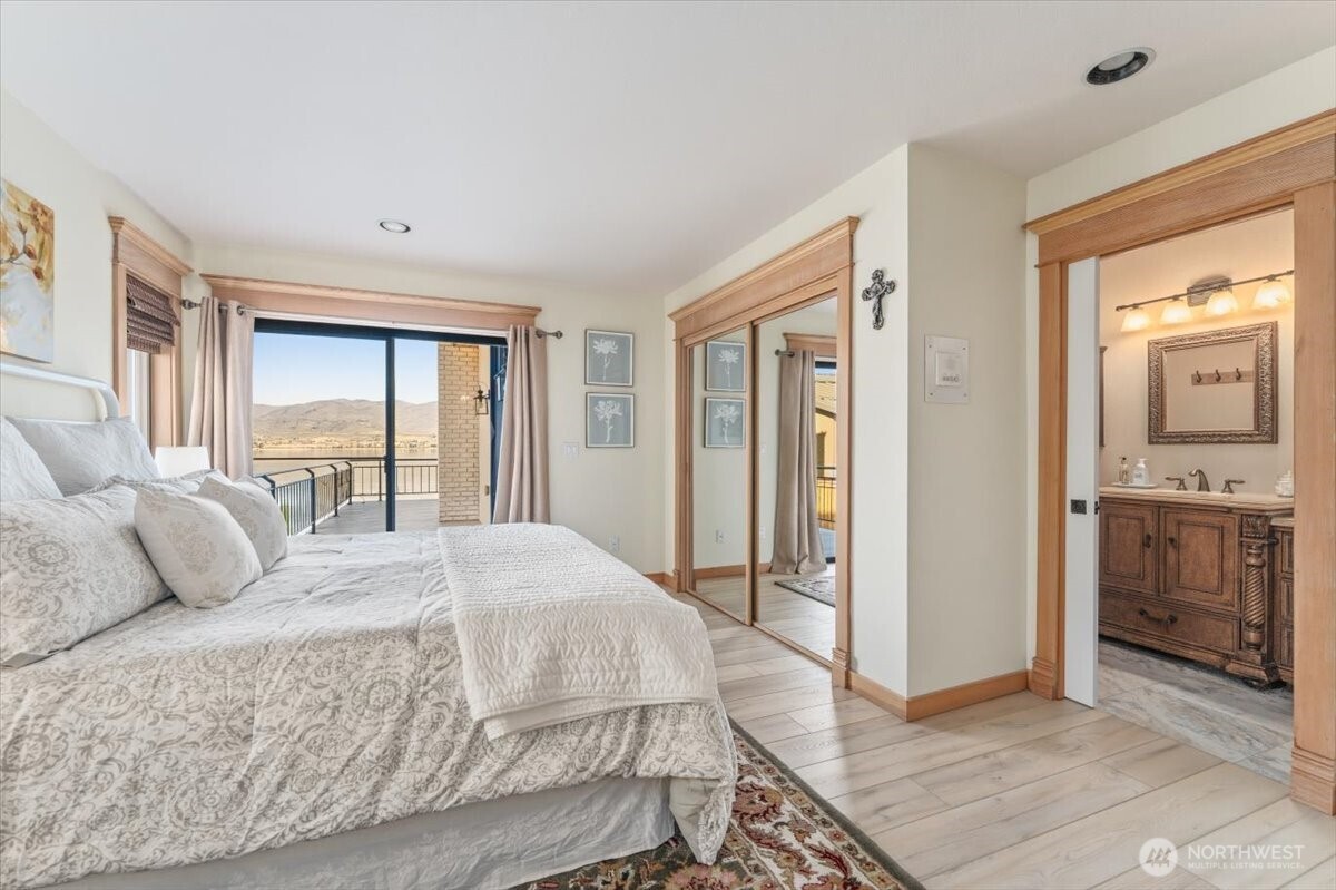 3300 S Lakeshore Rd , Chelan, WA 98816