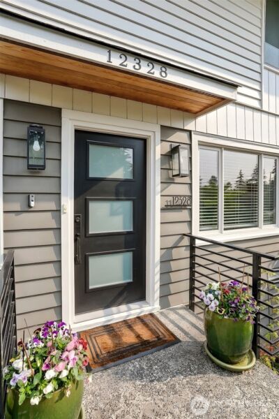 12328 38th Avenue NE, Seattle, WA 98125 - Photo 2
