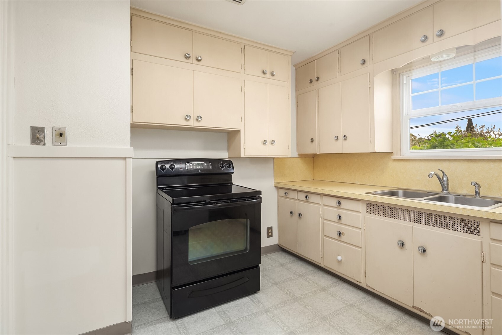 2230 Oakes Avenue , Everett, WA 98201