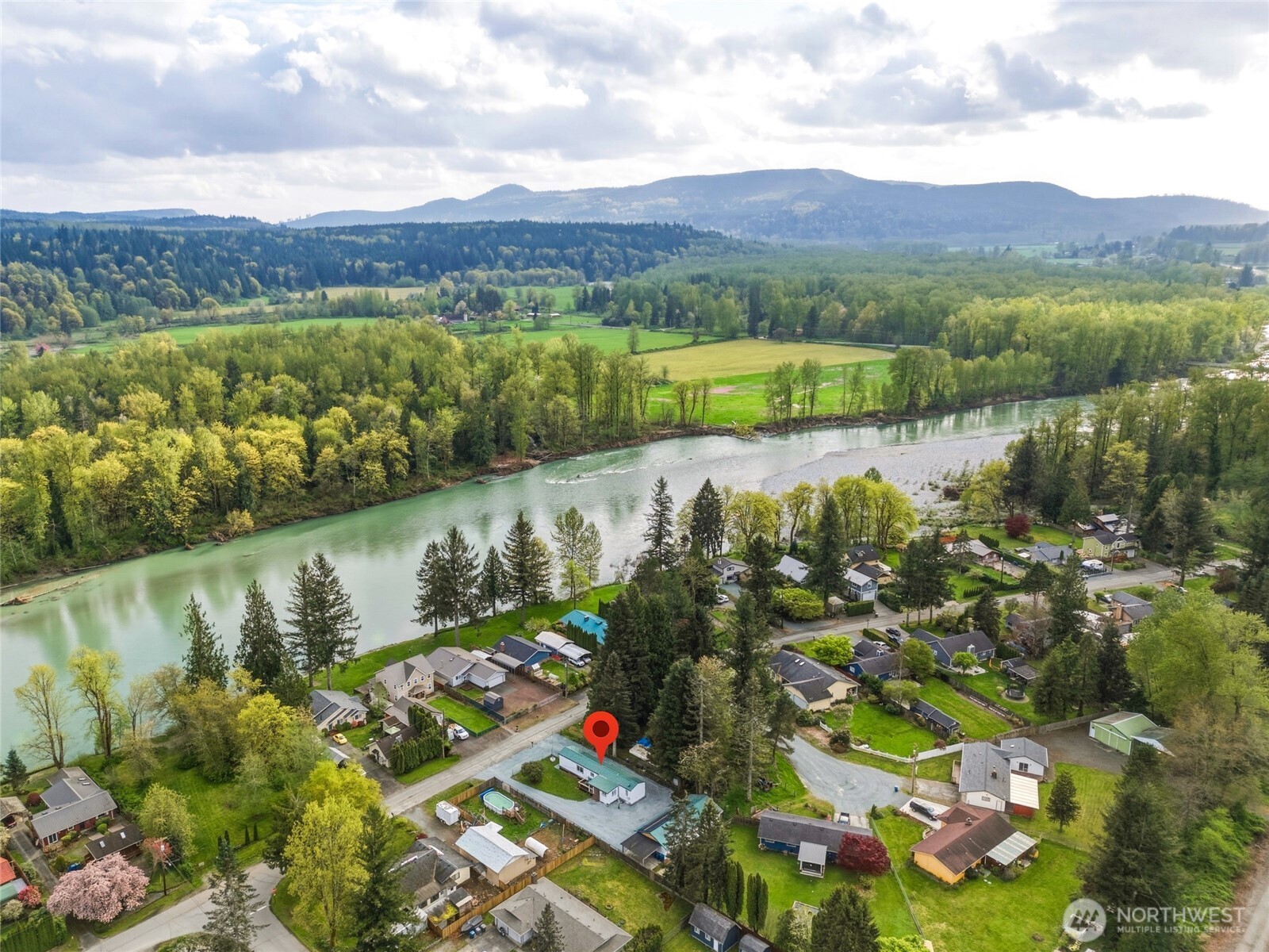 915 Dyer Road , Sultan, WA 98294