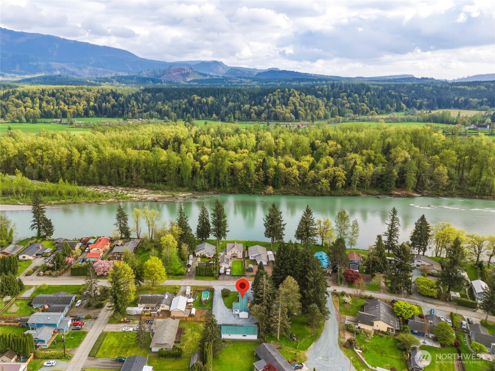 915 Dyer Road , Sultan, WA 98294