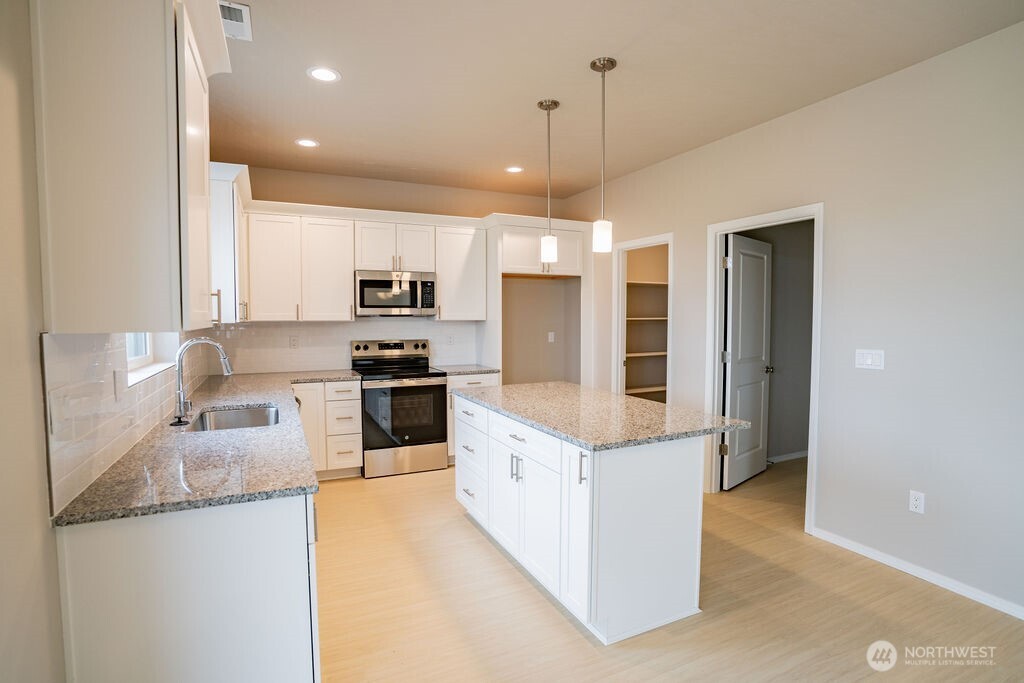 215 Poplar Street NE, Royal City, WA 99357