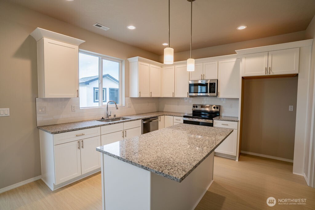 215 Poplar Street NE, Royal City, WA 99357