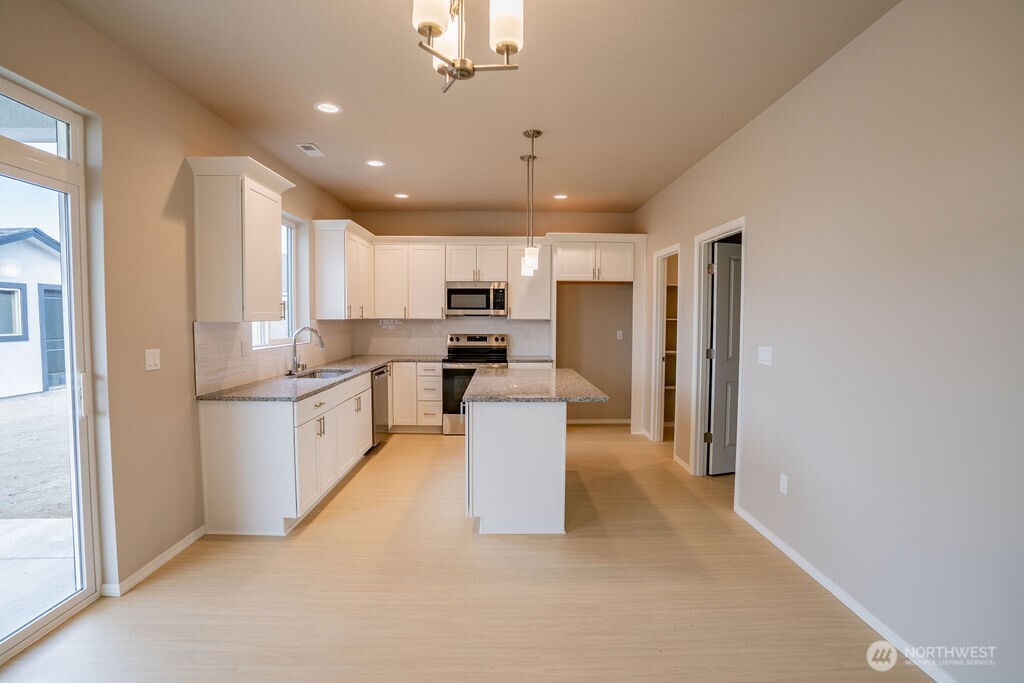 591 Karen Avenue , Royal City, WA 99357