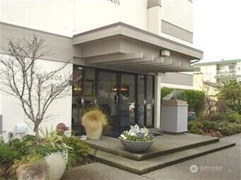 6401 Lake Washington Boulevard NE #303, Kirkland, WA 98033 - Photo 2