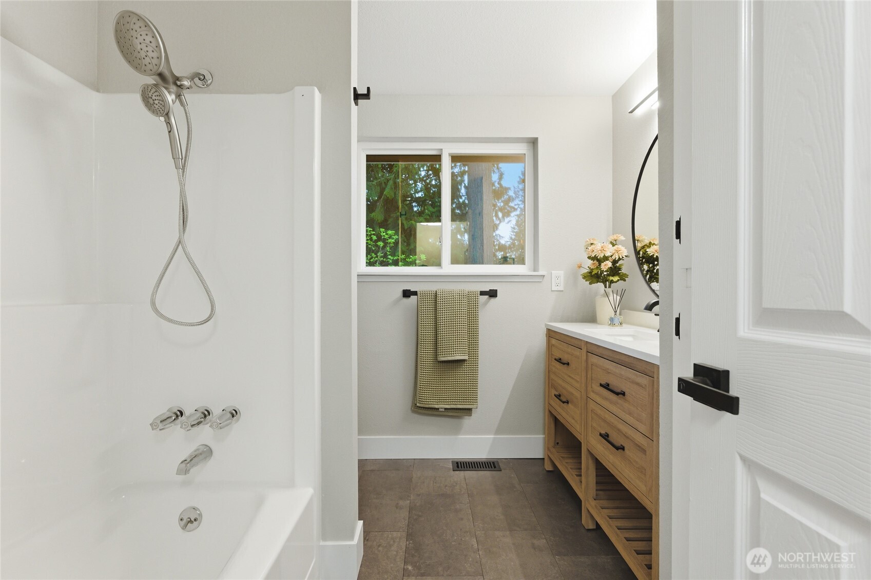 10826 149th St E , Puyallup, WA 98374