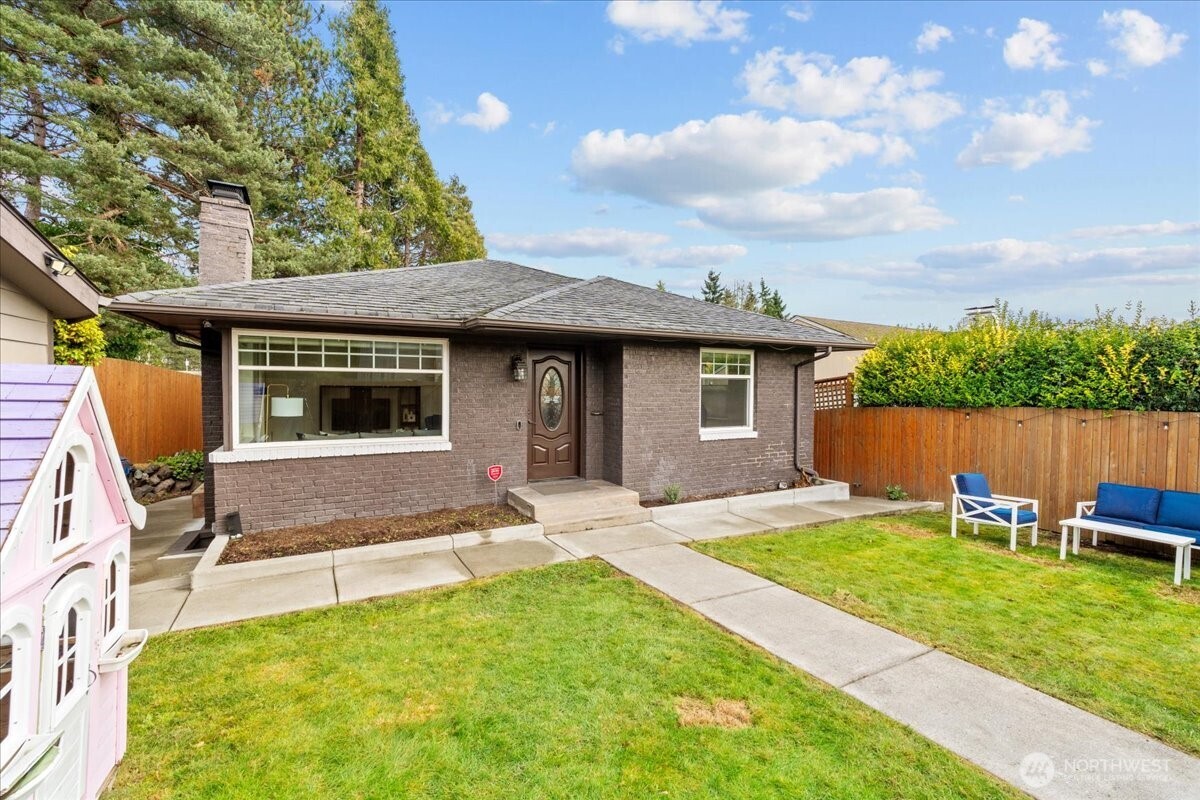 8250 Corliss Avenue N, Seattle, WA 98103