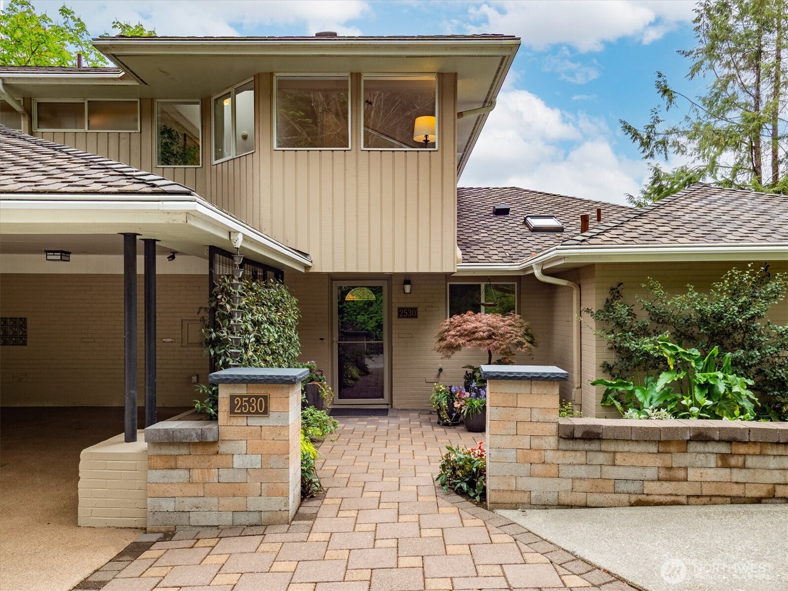 2530 Mount Claire Drive S, Seattle, WA 98144