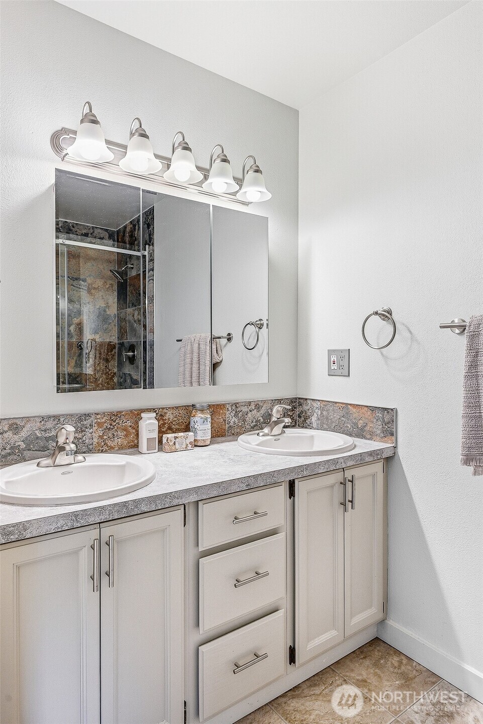 5002 9th Avenue W, Everett, WA 98203-1748