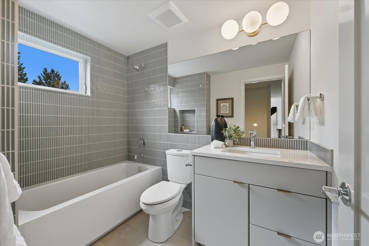 13047 39th Avenue NE #A, Seattle, WA 98125
