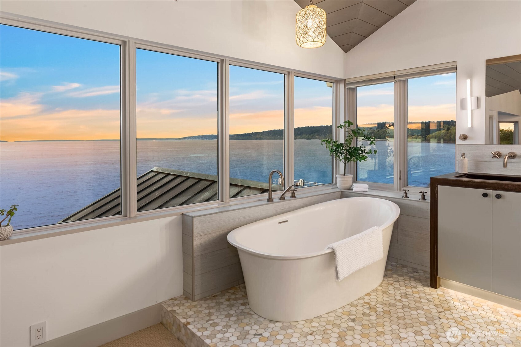 2628 NW Esplanade , Seattle, WA 98117