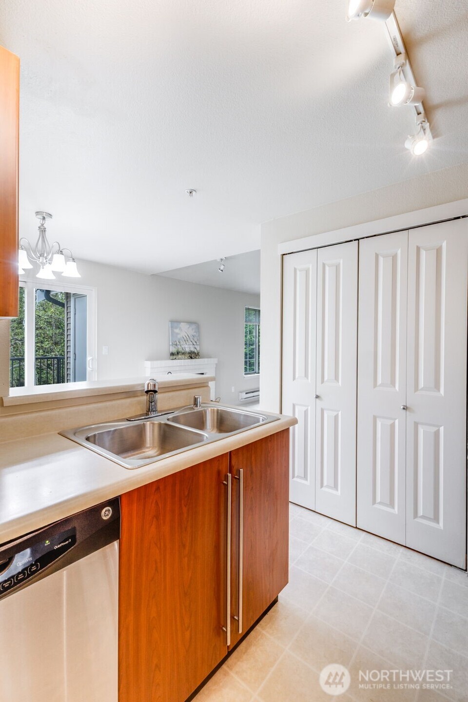 10619 SE 261st Place #E304, Kent, WA 98030-6738