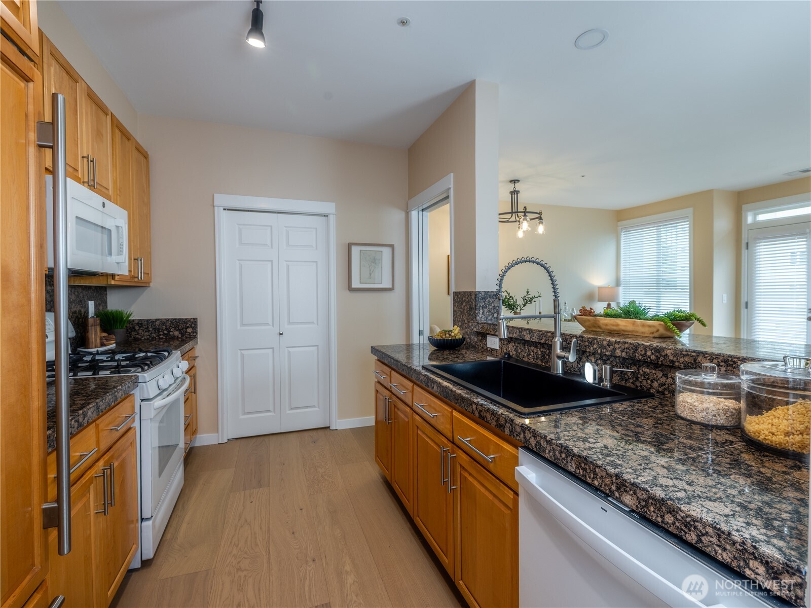 10042 Main Street #427, Bellevue, WA 98004-6046