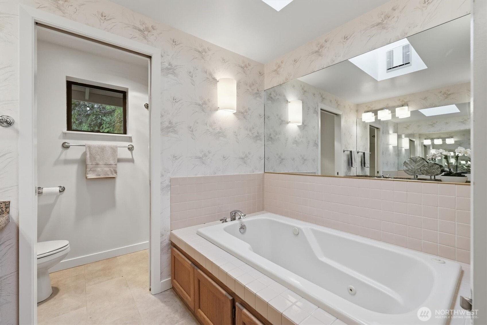 3531 NE 166th Street , Lake Forest Park, WA 98155-5424