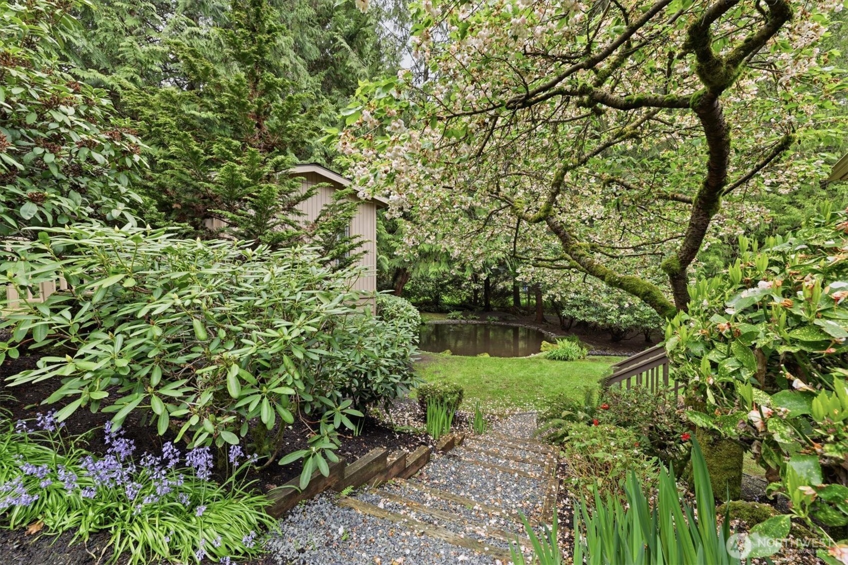 3531 NE 166th Street , Lake Forest Park, WA 98155-5424