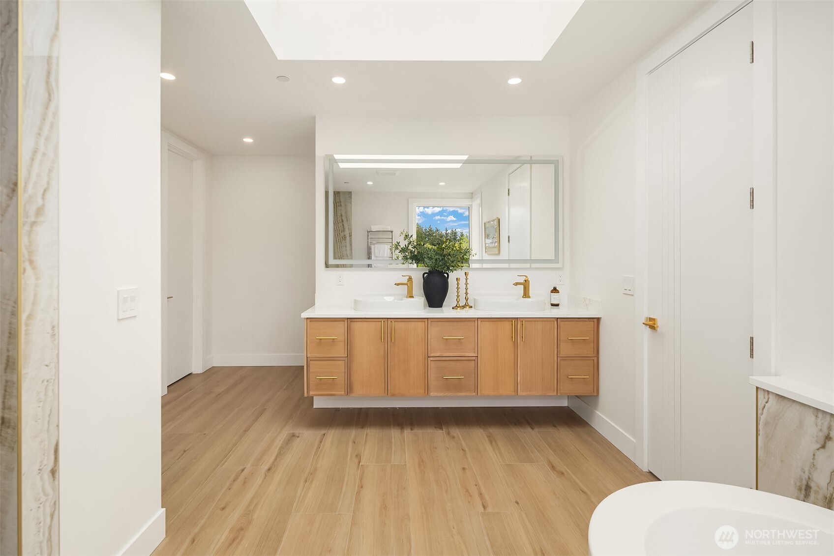 1810 91st Place NE, Clyde Hill, WA 98004