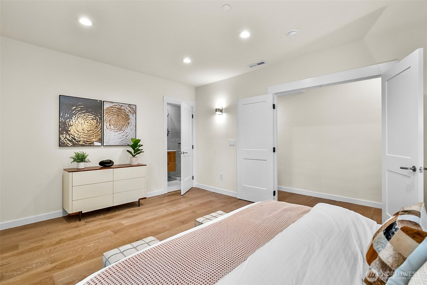 10823 SE 12th Street , Bellevue, WA 98004
