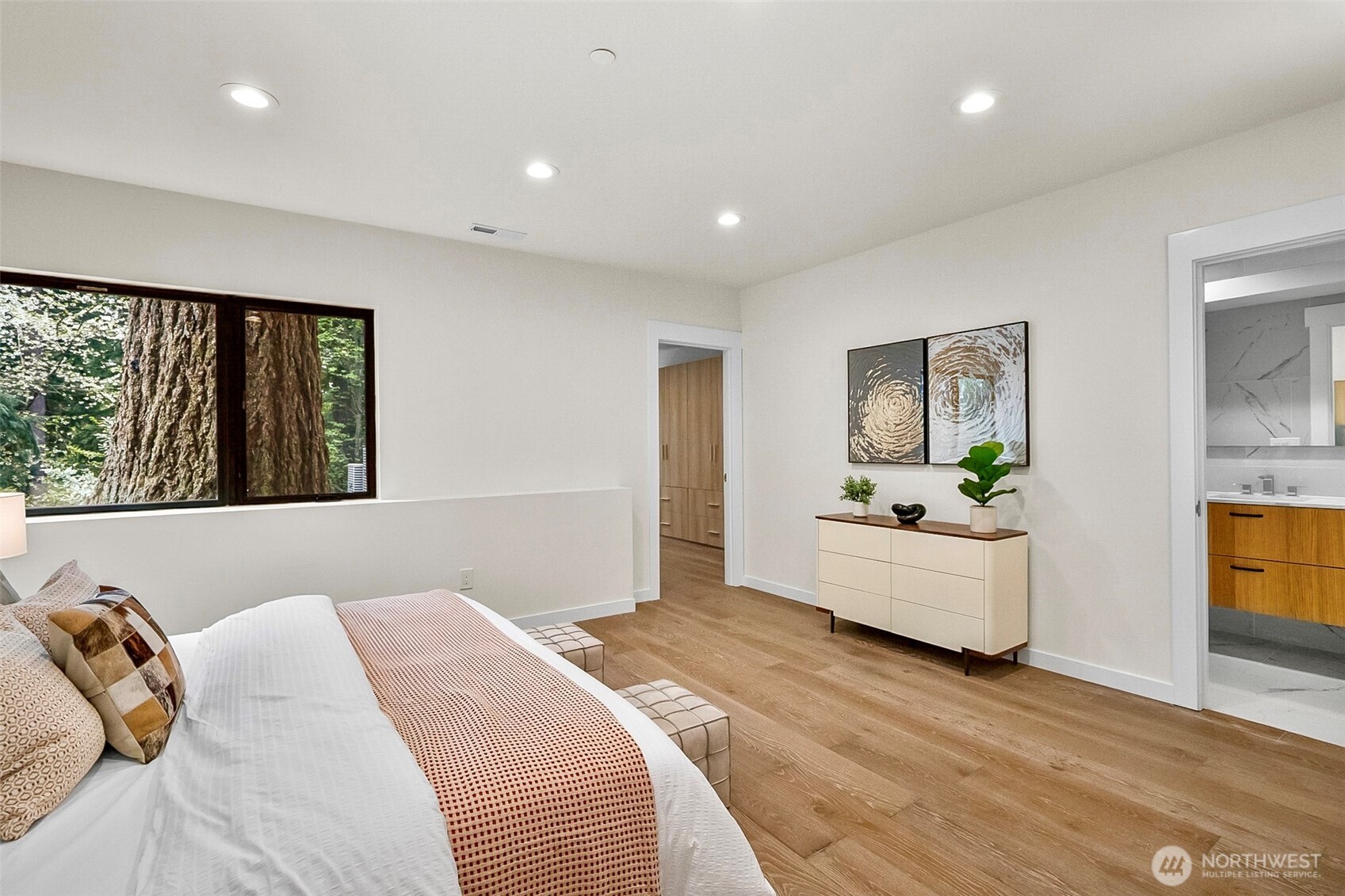 10823 SE 12th Street , Bellevue, WA 98004
